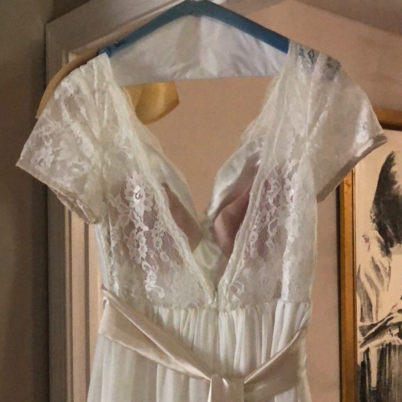 Beautiful custom made lace wedding dress - Picture 6 of 8